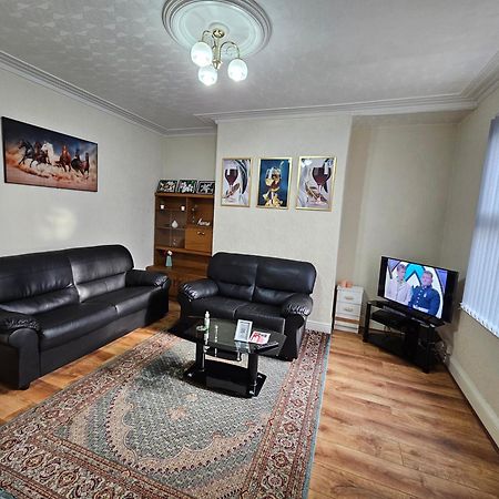 Spacious Two Bedroom House, Parking And Wifi Leeds  Zewnętrze zdjęcie
