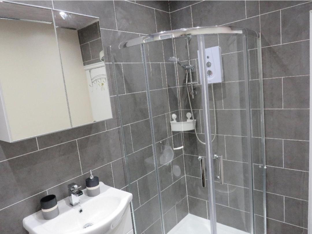 Spacious Two Bedroom House, Parking And Wifi Leeds  Zewnętrze zdjęcie