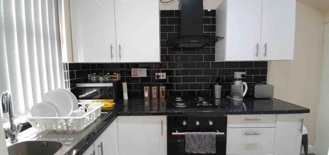 Spacious Two Bedroom House, Parking And Wifi Leeds  Zewnętrze zdjęcie