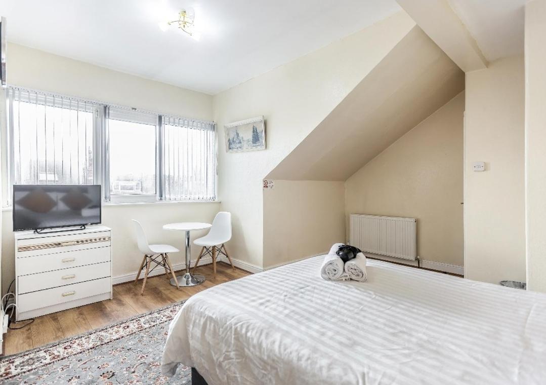 Spacious Two Bedroom House, Parking And Wifi Leeds  Zewnętrze zdjęcie