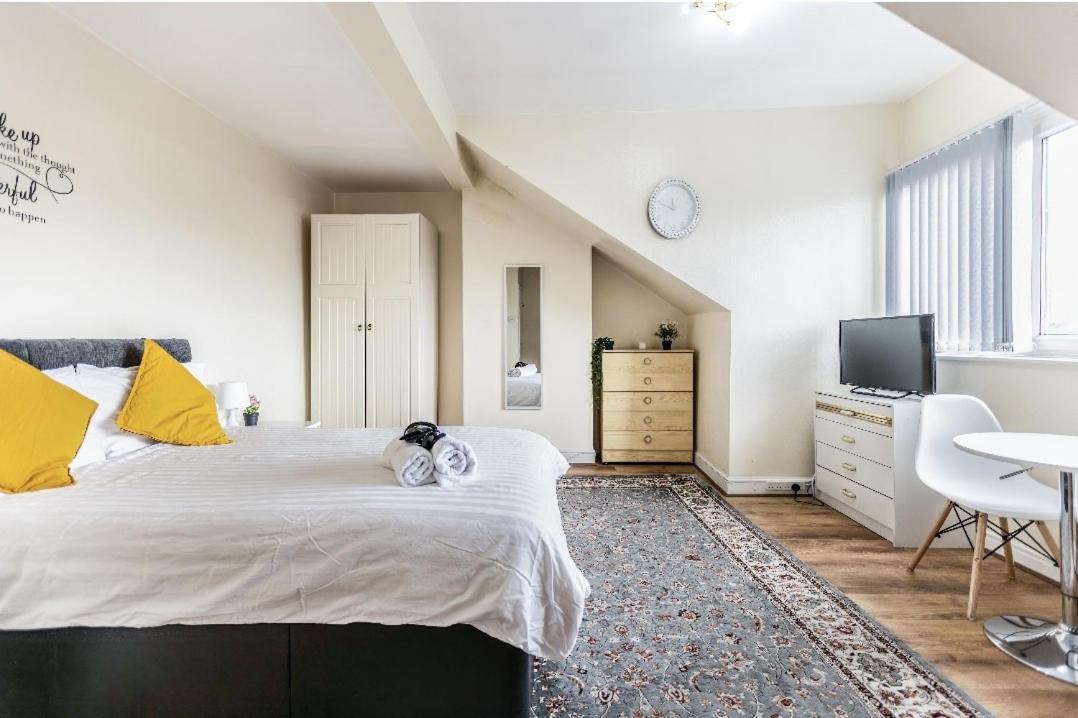 Spacious Two Bedroom House, Parking And Wifi Leeds  Zewnętrze zdjęcie