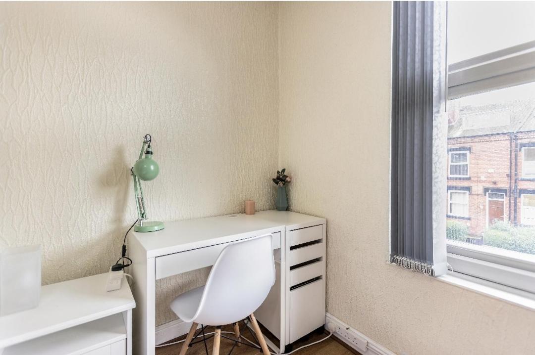 Spacious Two Bedroom House, Parking And Wifi Leeds  Zewnętrze zdjęcie