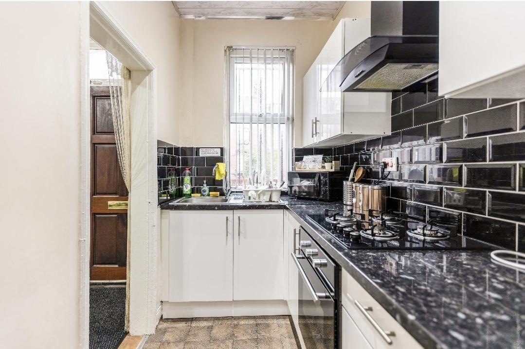 Spacious Two Bedroom House, Parking And Wifi Leeds  Zewnętrze zdjęcie