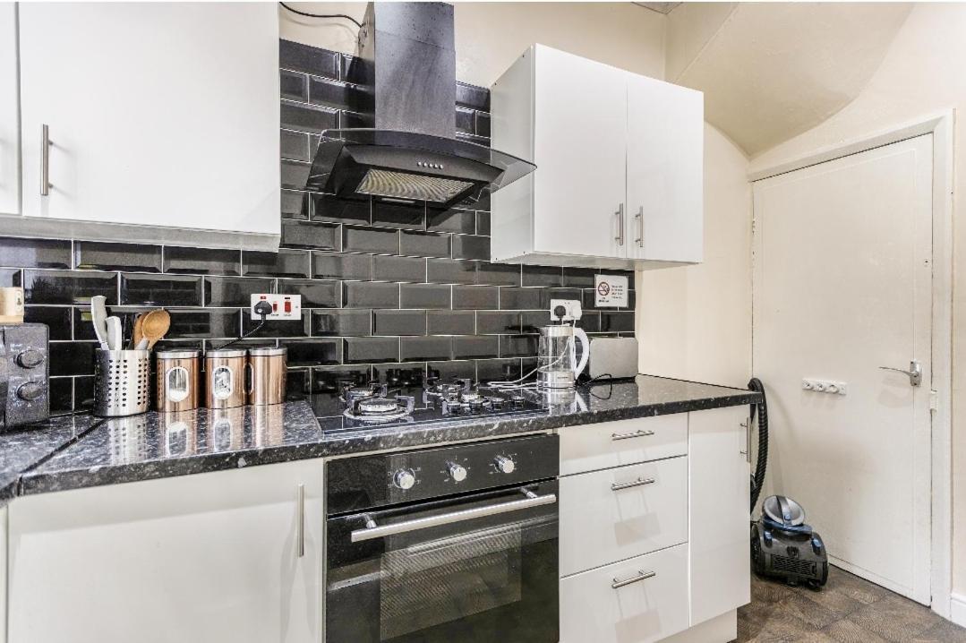 Spacious Two Bedroom House, Parking And Wifi Leeds  Zewnętrze zdjęcie